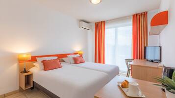 Standard Studio, 2 Single Beds | Desk, iron/ironing board, free WiFi, bed sheets