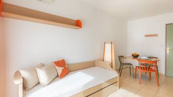 One Bedroom Apartment | Desk, iron/ironing board, free WiFi, bed sheets