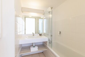 One Bedroom Apartment | Bathroom - Appart’City Classic Aix en Provence – La Duranne (Aix-en-Provence)
