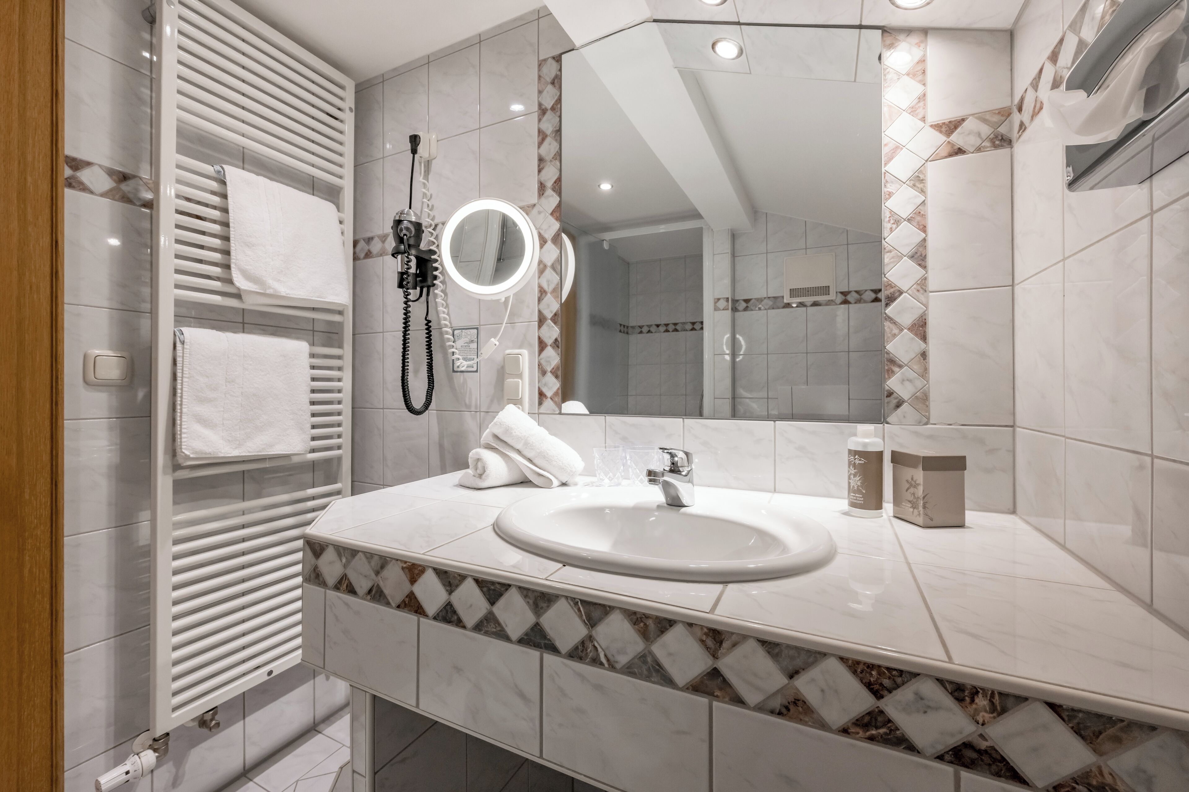 comfort double room, 1 king bed, non smoking | bathroom | free toiletries, hair dryer, bathrobes, slippers