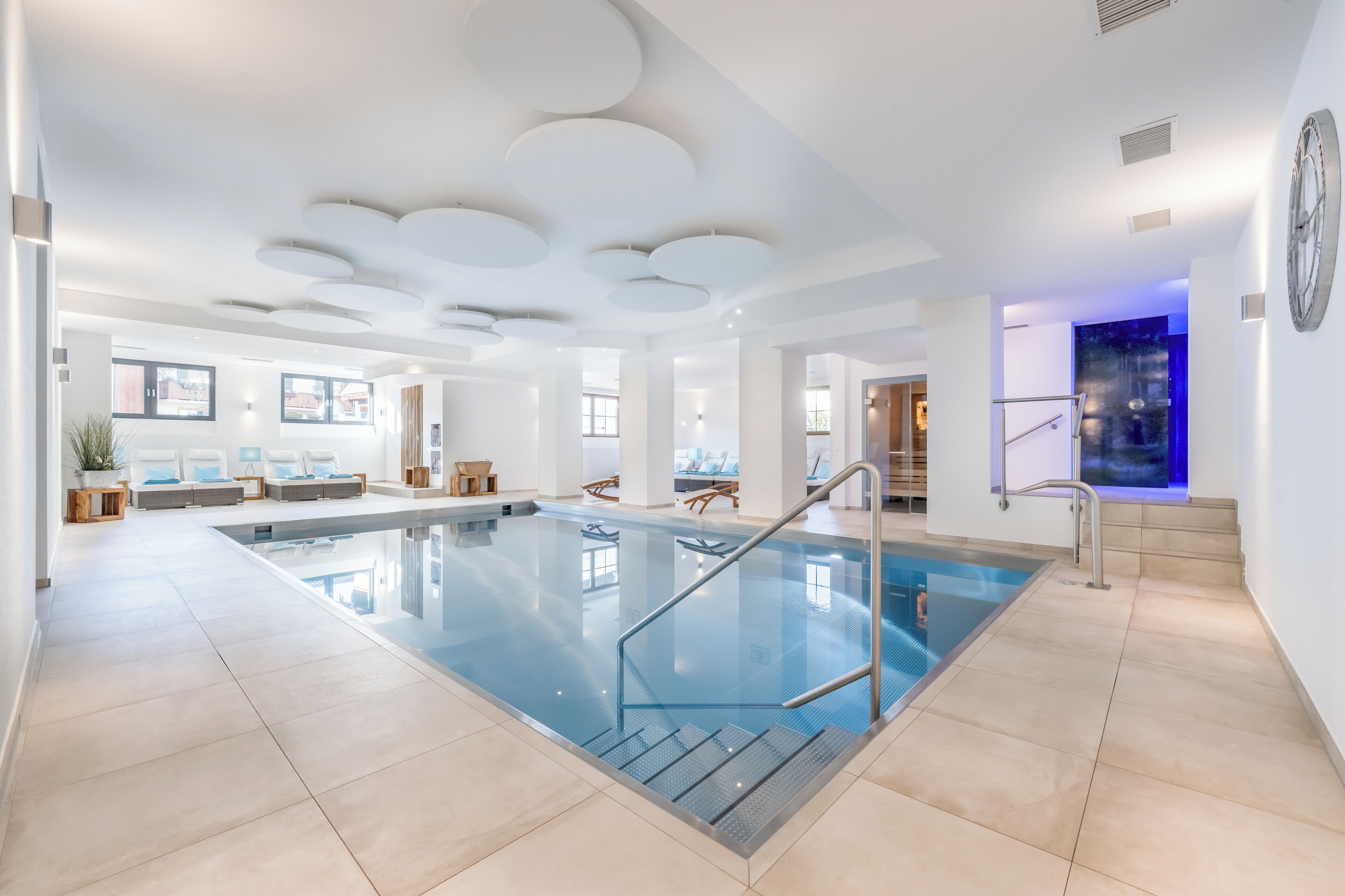 Hồ bơi trong nhà, ghế dài tắm nắng 