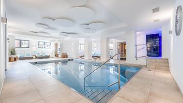 Indoor pool, sun loungers