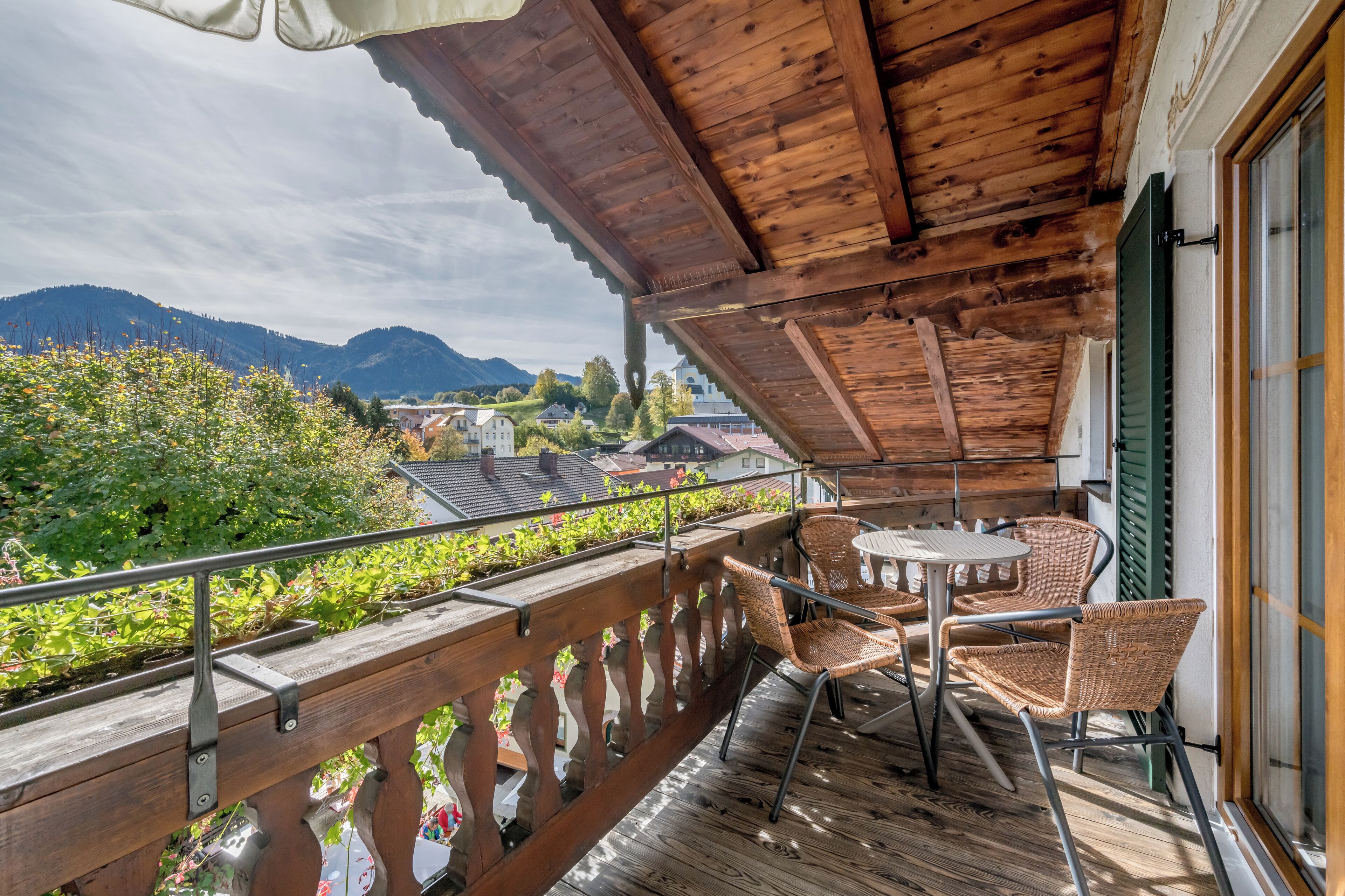 executive suite, 2 bedrooms, non smoking, mountain view | 1 bedroom, hypo-allergenic bedding, in-room safe, blackout curtains