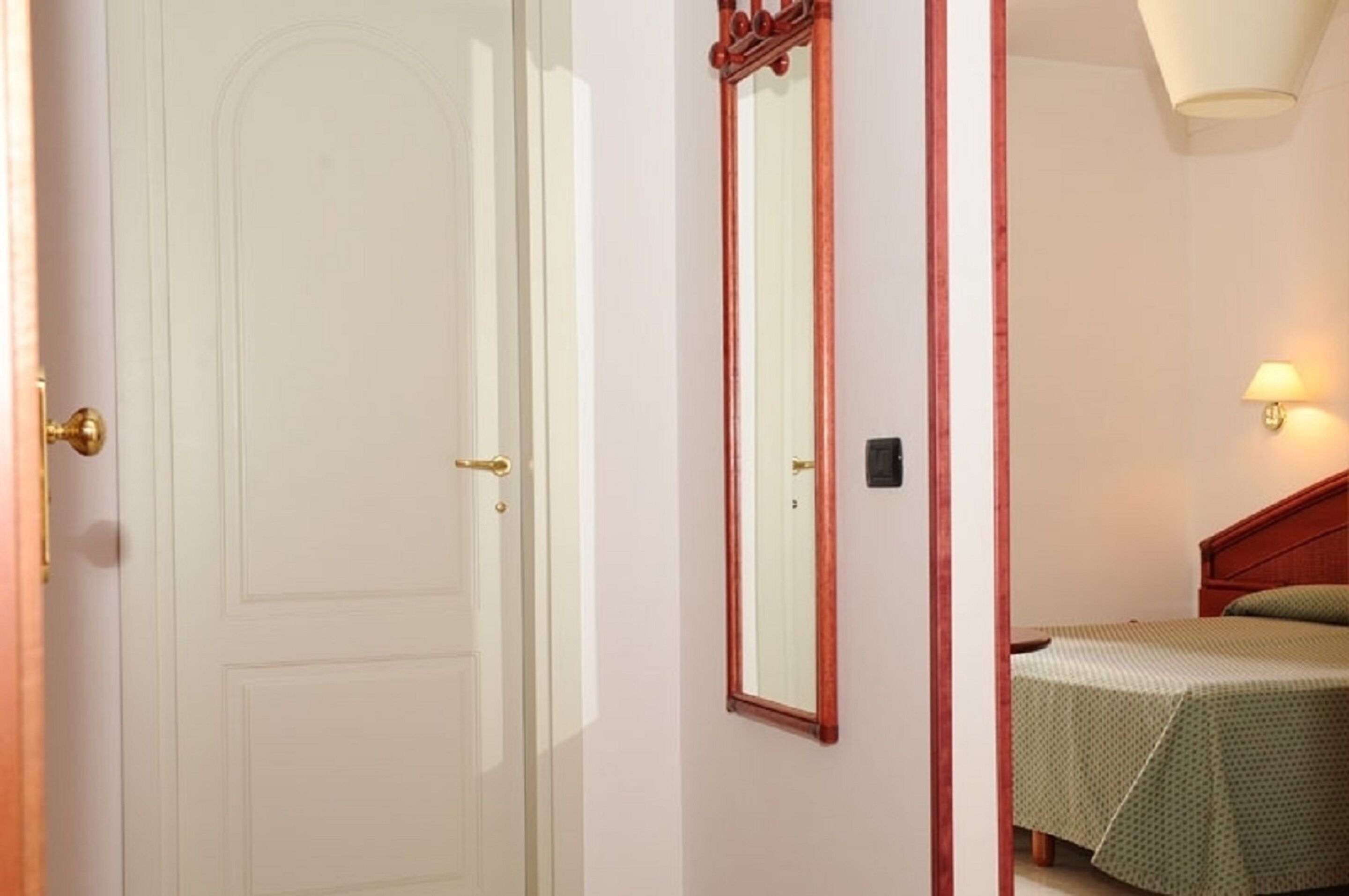 1 bedroom, minibar, desk, cots/infant beds