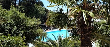 Una piscina al aire libre