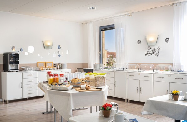 Petit déjeuner buffet (10 EUR par personne)