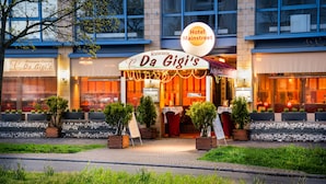 A restaurant named Da Gigi's with a sign indicating it's a hotel on Mainstreet. - Hotel Mainstreet (Dietzenbach)