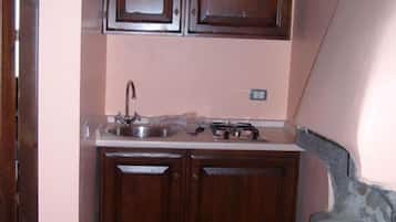 Habitación cuádruple | Cocineta privada | Refrigerador, parrilla de estufa y cafetera y tetera