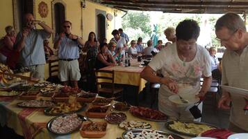 FrĂŒhstĂŒck, Mittagessen, Abendessen, lokale KĂŒche, Blick auf den Garten