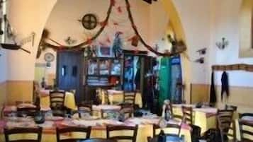 Se sirven desayunos, comidas, cenas y cocina local con vista al jardín