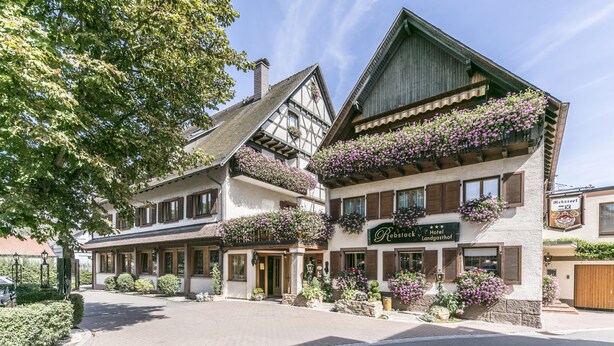 Ein traditionelles europäisches Hotel mit einem Schild, auf dem "Rebisock Hotel Landgasthof" steht.