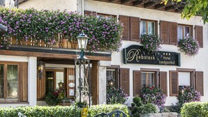 Ein traditionelles europäisches Hotel mit einem Schild, auf dem "Rebstock Hotel Landgasthof" steht.