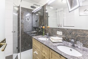 Superior Double Room (Air-conditioning) | Bathroom | Shower, hair dryer, towels