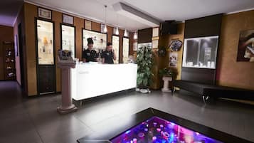 Sauna, bain à remous, 4 salles de soins, massages