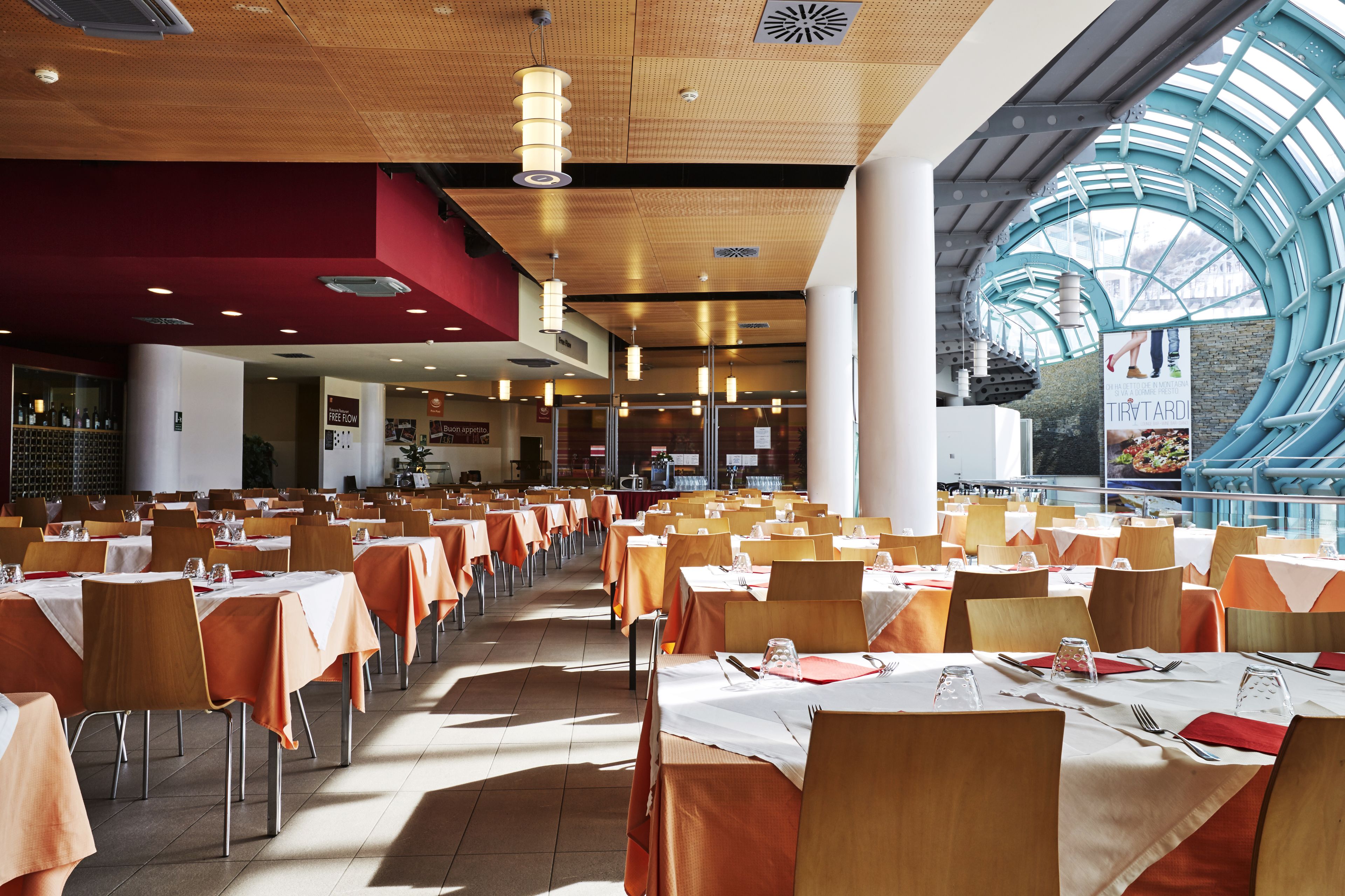 供应早餐、午餐和晚餐