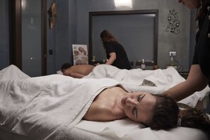 Sauna, hot tub, 4 treatment rooms, massages