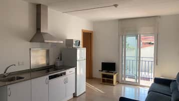 Full-sized fridge, microwave, stovetop, coffee/tea maker