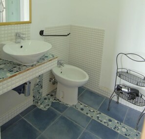 Rainfall showerhead, free toiletries, hair dryer, bidet