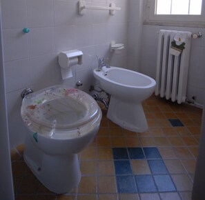 Rainfall showerhead, free toiletries, hair dryer, bidet - Nughe'e'Oro Guesthouse Homestay (Nuoro)