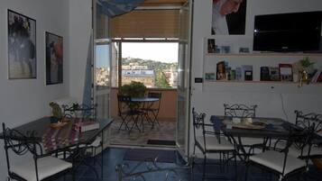 Daily continental breakfast (EUR 3.50 per person)