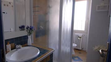Rainfall showerhead, free toiletries, hair dryer, bidet