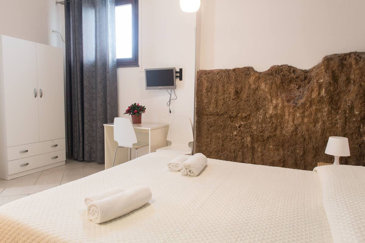 Habitación de diseñador | Escritorio, espacio para trabajar con laptop y wifi gratis