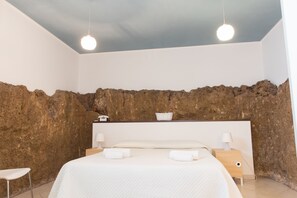 Habitación de diseñador | Escritorio, espacio para trabajar con laptop y wifi gratis