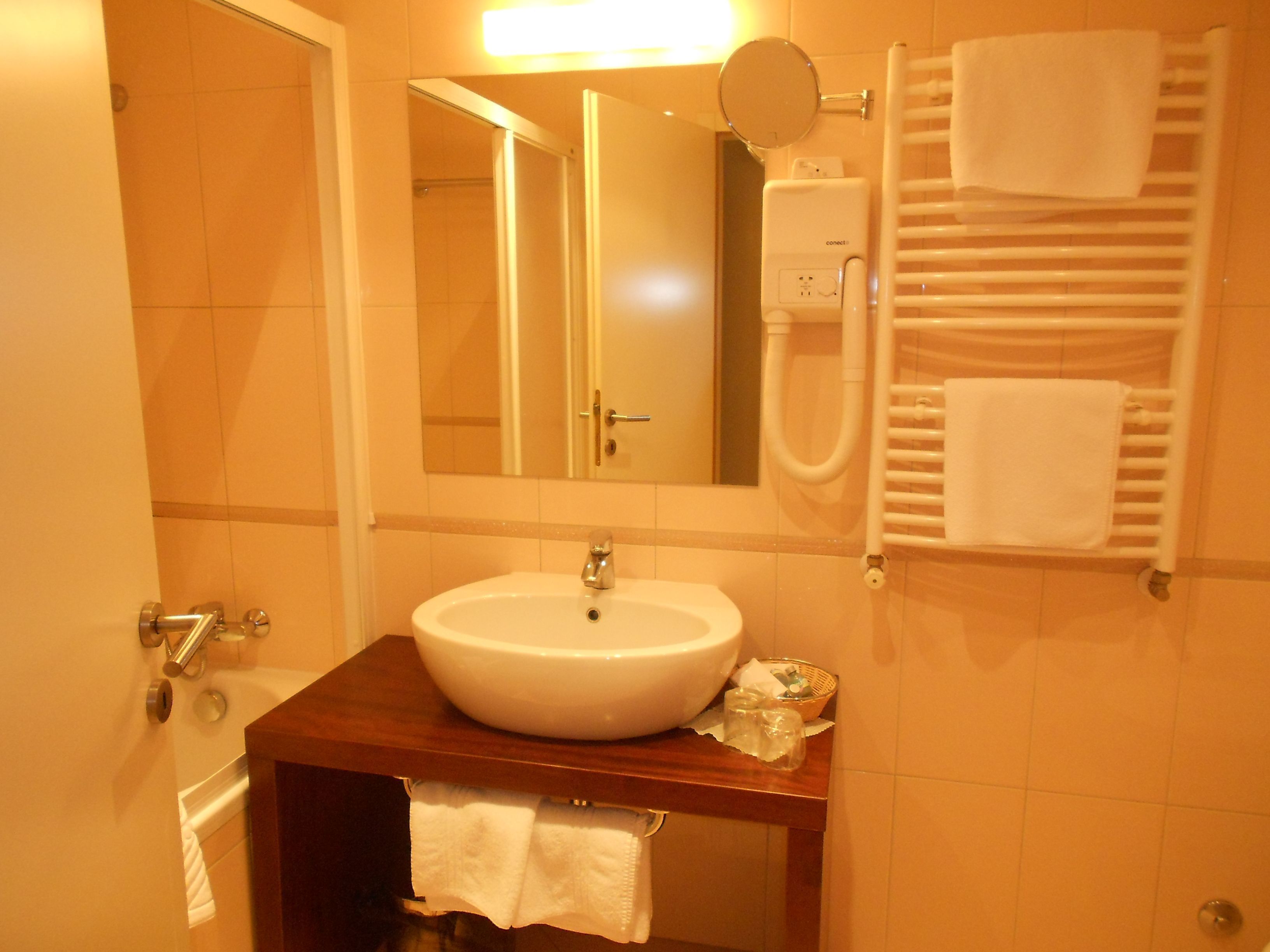 superior double room, balcony, sea view | bathroom sink
