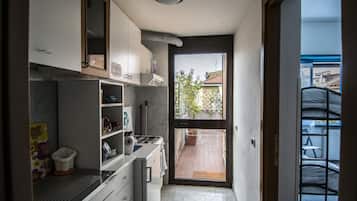 Fridge, coffee/tea maker
