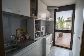 Kühlschrank, Wasserkocher mit Kaffee-/Teezubehör