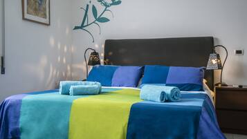 Habitación cuádruple | 4 habitaciones, ropa de cama de alta calidad, edredón y escritorio