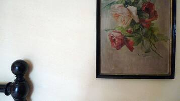 Un quadro floreale incorniciato appeso al muro.