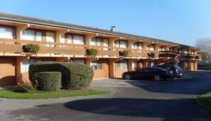 Exterior - Hôtel Grill Le Coudray-Montceaux (Le Coudray-Montceaux)