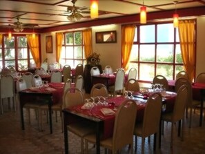 Breakfast, lunch and dinner served - Hôtel Grill Le Coudray-Montceaux (Le Coudray-Montceaux)