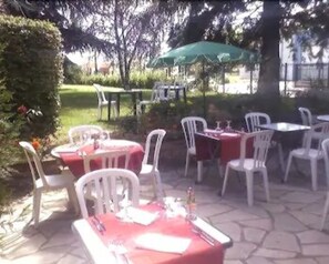 Serveert ontbijt, lunch en diner