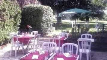 Petit déjeuner, déjeuner et dîner servis sur place