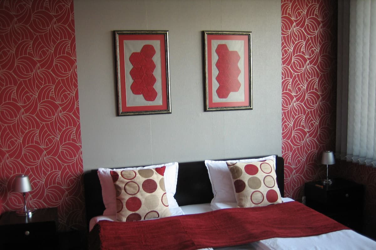 Hypo-allergenic bedding, memory-foam beds, free minibar