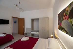 Comfort appartement, 2 slaapkamers (4 people) | Een minibar, een kluis op de kamer, een bureau, een laptopwerkplek