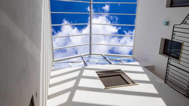A skylight with a view of the sky and clouds. - CasaTrapani (Trapani)