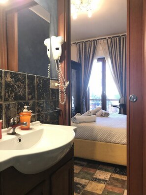 Quarto casal, terraço | Banheiro | Chuveiro, chuveiro com efeito de chuva, produtos de toalete grátis 
