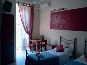 Desk, rollaway beds, free WiFi, bed sheets - La Locanda dell'Angelo (Rome)