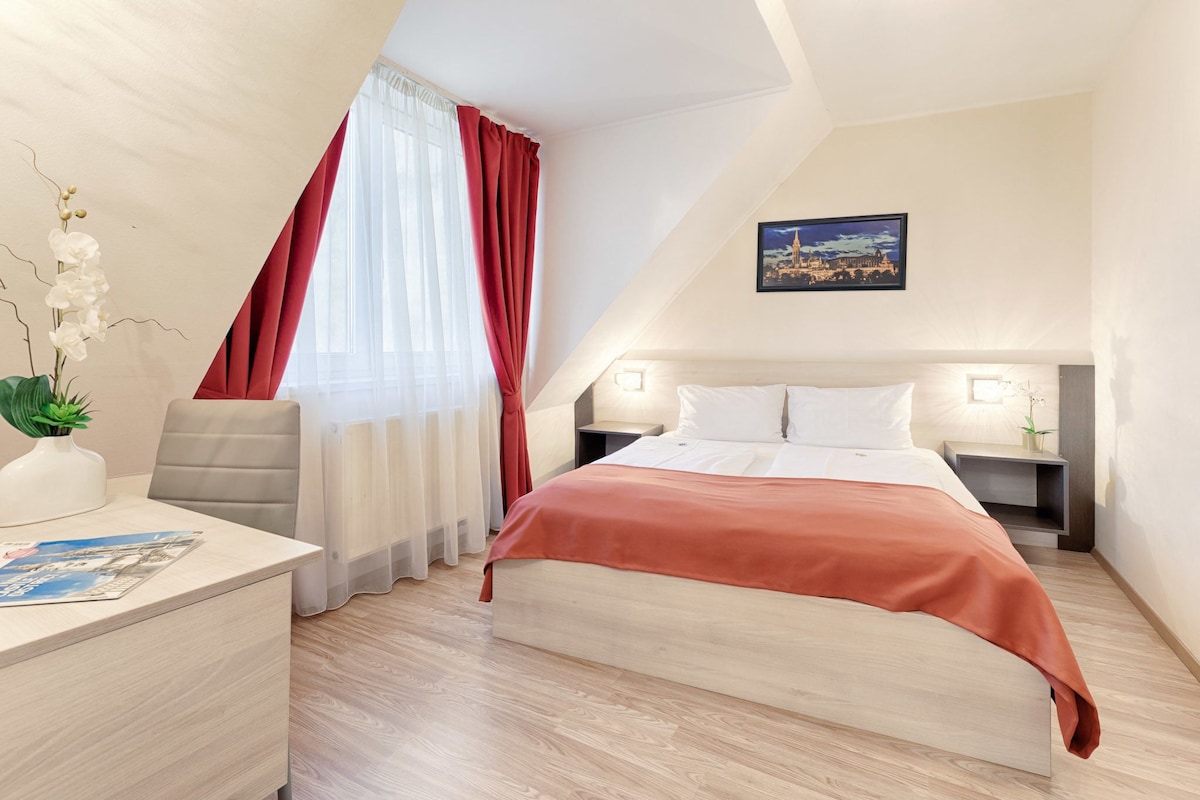 Standaard driepersoonskamer | Hypoallergeen beddengoed, een kluis op de kamer, een bureau