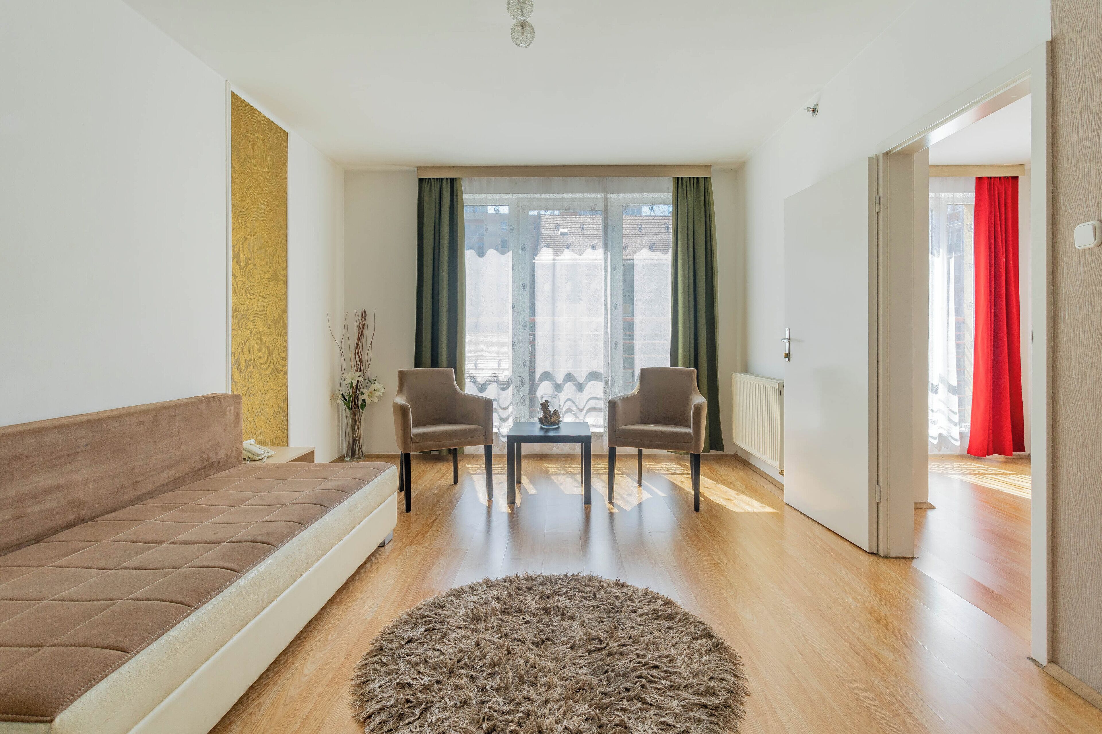 Hypo-allergenic bedding, in-room safe, desk, blackout drapes