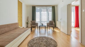 Ropa de cama hipoalergénica, caja fuerte, escritorio y cortinas opacas