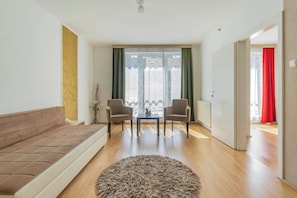 Roba de llit hipoal·lergògena, caixa forta a l'habitació i escriptori