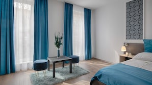 Habitación estándar doble | Ropa de cama hipoalergénica, caja fuerte, escritorio y cortinas opacas