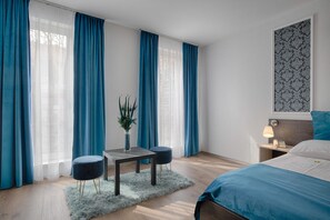 Habitación doble estándar | Ropa de cama hipoalergénica y caja de seguridad en la habitación 