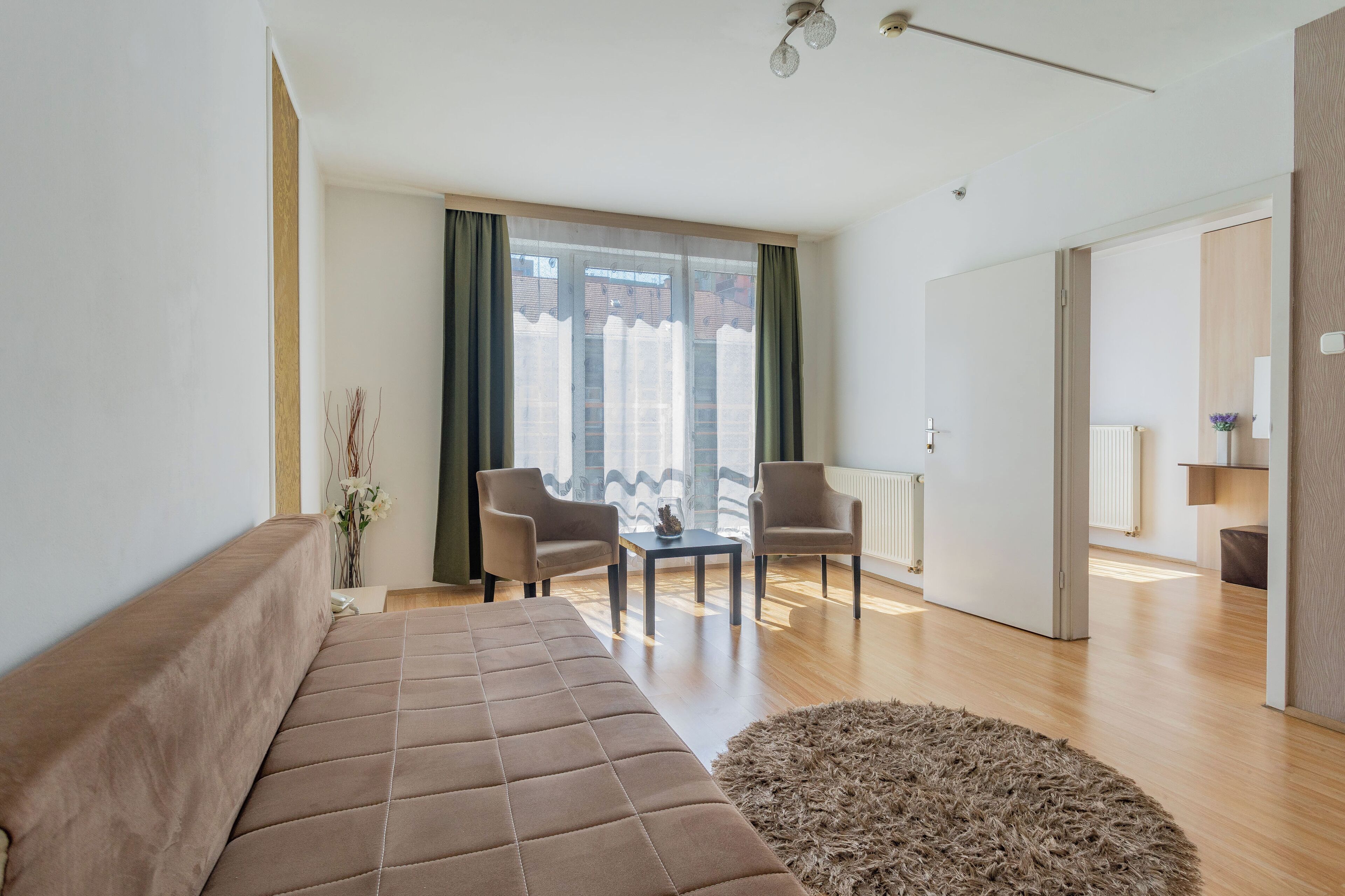 Roupas de cama antialérgicas, cofres nos quartos, escrivaninha