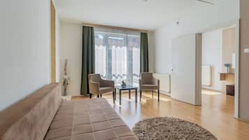 Hypoallergeen beddengoed, een kluis op de kamer, een bureau