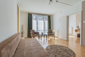 ملاءات للفراش لا تسبب الحساسية وخزنة داخل الغرفة ومكتب وستائر تعتيم